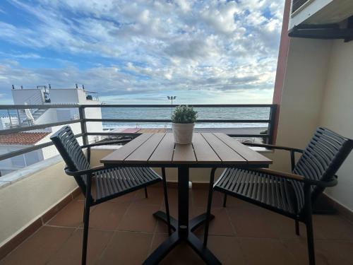 Caleta de Velez Apartment | Maravilloso apartamento en primera linea de playa con vistas al mar en Caleta de Vélez 2 D