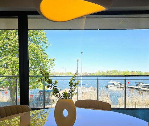 Ostroda Apartment | Marina Ostróda IV - super widok na jezioro, 10 m do wody, taras i balkon, winda, klima, garaż