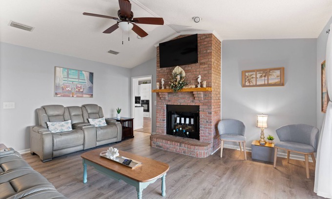Brunswick House | Marshfront pet-friendly home!