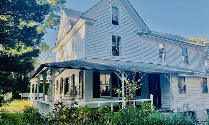 East Chop House | Martha’s Vineyard 7 Bedroom Vintage Home! 15 min walk to beaches and Oak Bluffs!