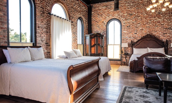 Lexington Apartment | MASSIVE Luxurious Loft-style Suite in Downtown Lexington! 7,000 sq/ft!