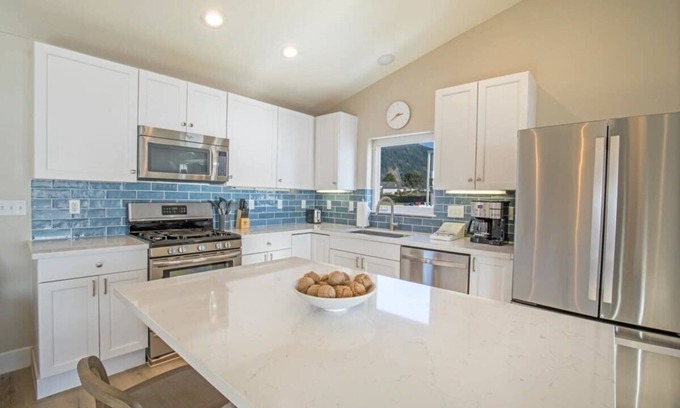 Shelter Cove House | Master Deluxe Suite | Full Kitchen | Room 1