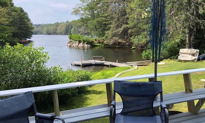 Boothbay Harbor Cottage | McFarland's Pond Cottage - Waterfront - West Harbor Pond!