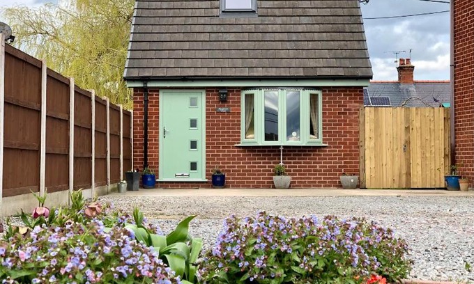 Marchwiel House | Meadow View - Hot Tub! An escape to the country.