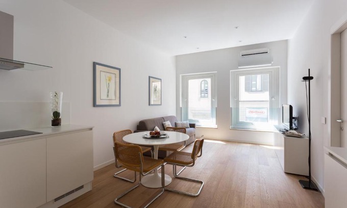 Cerchia dei navigli Apartment | Meravigli 16 - Apt B - Duomo City Center Elegant Apartment
