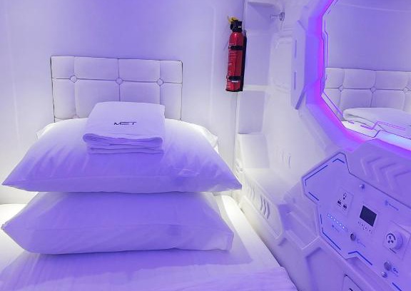 Asoke Hostel | Met A Space Pod @Phrom Phong