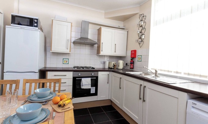 Failsworth House | Metropolitan Charm: Stylish 2BR House