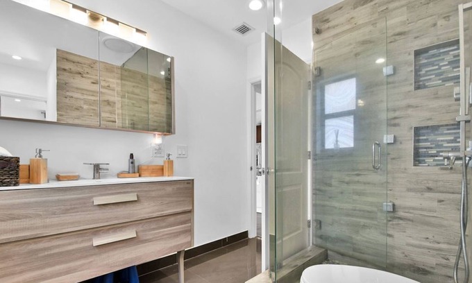 Biscayne Park House | Miami-Village of Biscayne Park-Mins to South Beach/Miami Beach