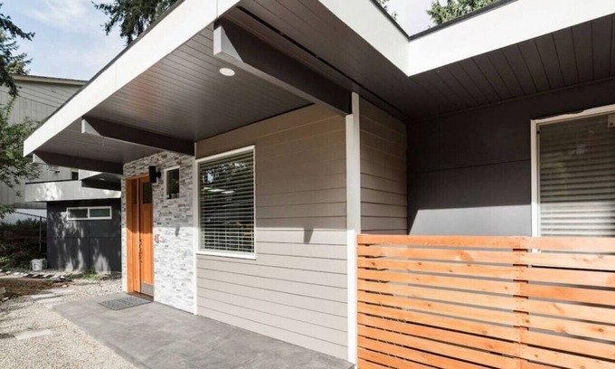 Lake Forest Park House | Mid Century 3BDR/2Bath HomeWi-fi/BBQ/Spa Tubs/Deck