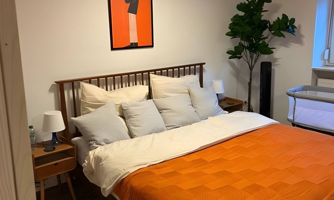Burbach Apartment | Mid-Century | 75 inch 4K TV Airfryer Kingsize