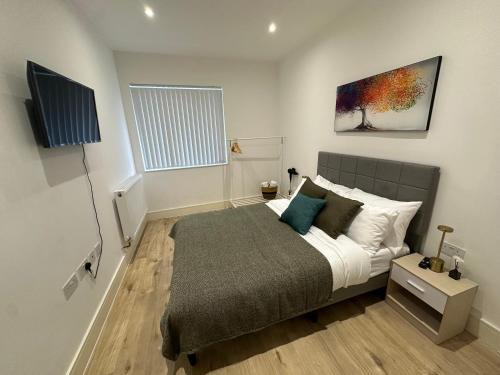 Luton Apartment | Midland Apartments - Luxury Large Entire Unit Sleeps 4