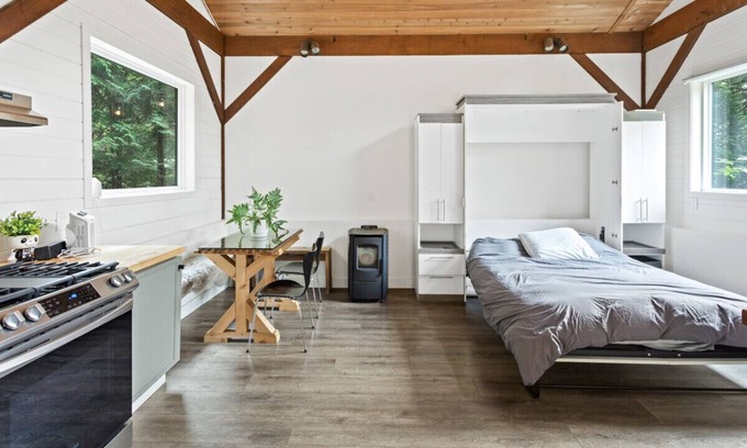Woodfibre Cabin | Midnight Hideaway: Unique Studio Cabin