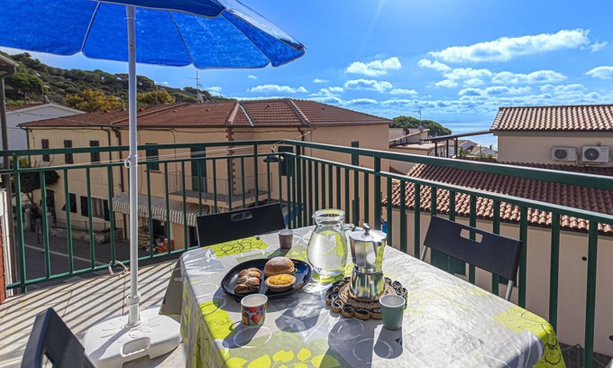 Seccheto Apartment | Minerva apartment in Seccheto a few meters from the beach with sea view terrace