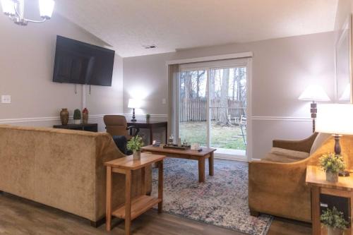 Wayne House | Mins to Park River Downtown Chapel Hill Charmer