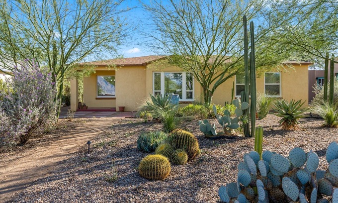 Blenman-Elm House | Mins to UofA, 4th Ave and Downtown - 5 Roku TVs! Short drive to the Gem Show!