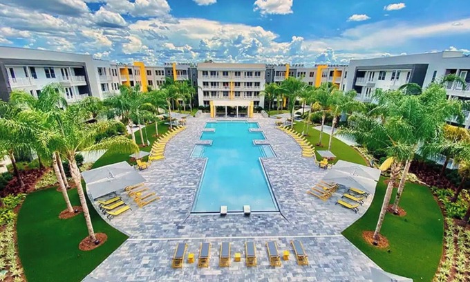 Deerwood Condo | Minutes from High-End St. Johns Towncenter! Family Friendly Stay! Pool & Gym