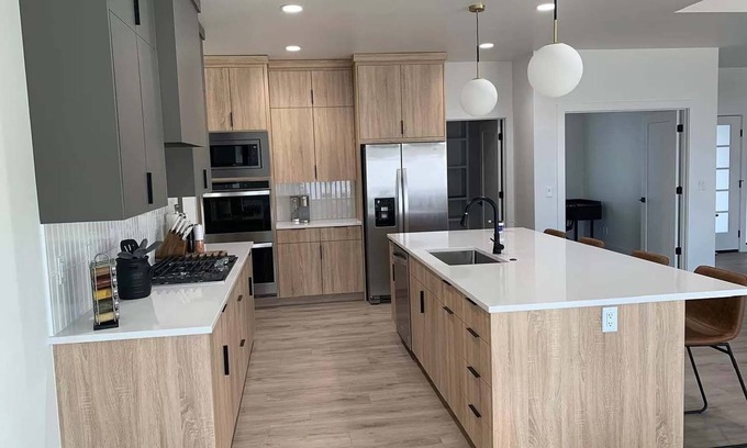 Kimberly House | Minutes from Shoshone Falls! Family sized home with office & stocked kitchen.