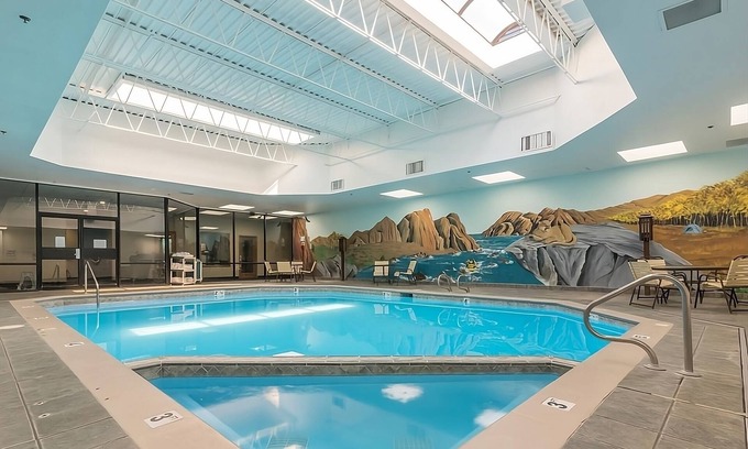 Grand Junction Hotel | Minutes to Redlands Mesa Golf Course! 2 Spacious Units, Pool, Bar, Parking!
