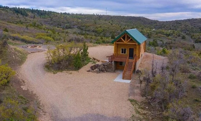 Alton Cabin | MJ's CabinnLocated on a Hill Top Near Zion and Bryce Canyon. Pet Friendly.