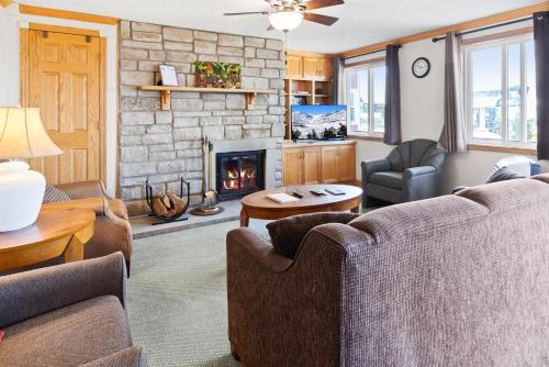 Snowshoe Apartment | ML246 Spacious Condo Mtn & Lake views fireplace