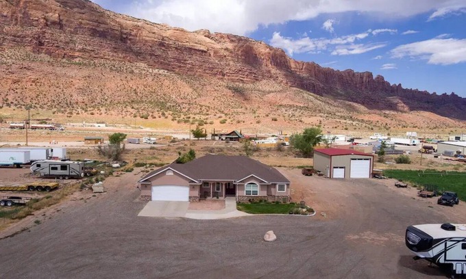 Moab South Valley House | MO'ABventures Canyonlands National Park 9 beds 6 bath .7 acre Parking UTV'S nn
