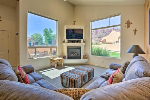 Moab South Valley House | Moab Townhome with Pool Access and Stunning Mtn Views!
