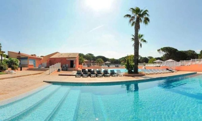 Puget-sur-Argens RV Rental | Mobile-home 'Séjour De Rêve 5 Étoiles' with Shared Pool, Private Terrace and Wi-Fi