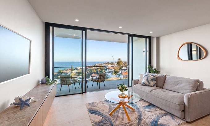 Tamarama Apartment | Modern 1-Bed with Tamarama Beach Views