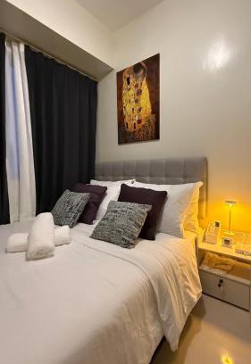 Barangay 76 Apartment | Modern 1-BR Retreat with Pool, High Speed Wifi, Netflix, steps from MOA, Bars, Entertainment, Transport
