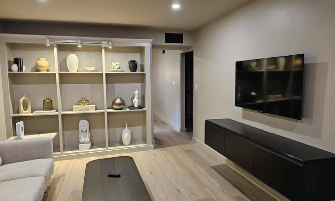 Rosewood Apartment | Modern 2 Bed, 2 Bath Ground Floor Apartment with Private Backyard
