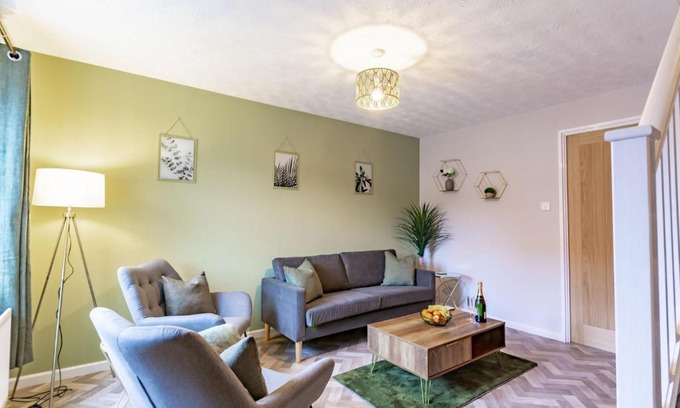Newark upon Trent House | Modern 2-Bed Home with Free Parking Near Peak District