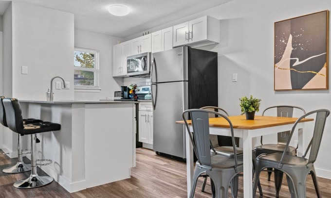 Hyde Park Apartment | Modern 2BR Near UT Hyde Park Evonify