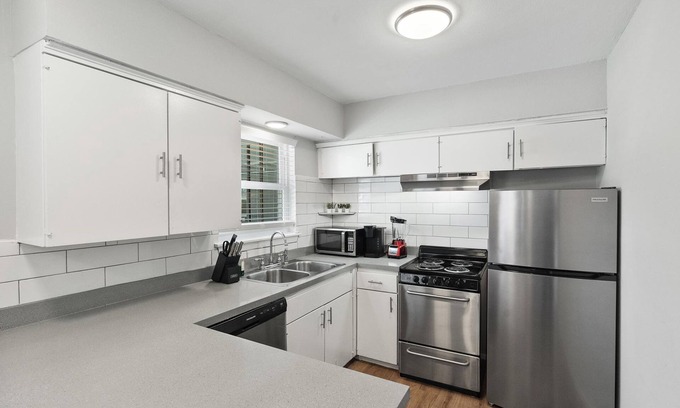 Hyde Park Apartment | Modern 2BR Near UT Hyde Park Evonify
