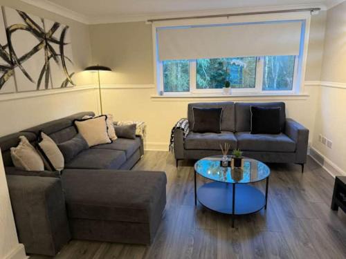 Banknock Apartment | Modern 2BR Sleeps 4 Central Scotland with Parking