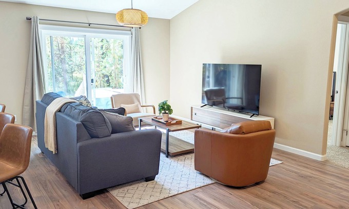 Oregon Water Wonderland House | Modern 3 Bed/2 Bath South of Sunriver with Hot Tub and A/C