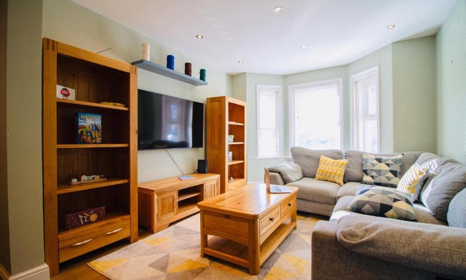 Poole House | Modern 3 bed w/garden, nr beach