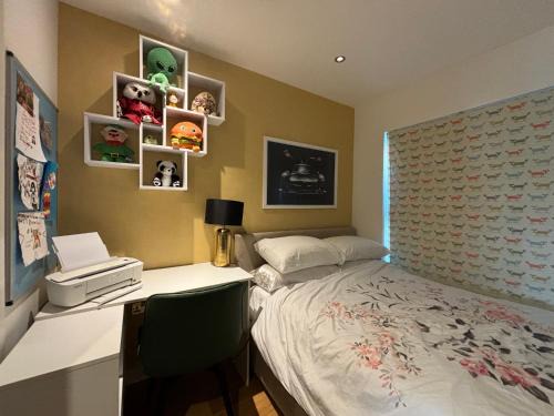 Sands End Apartment | Modern 3BD with Private Balcony Imperial Wharf