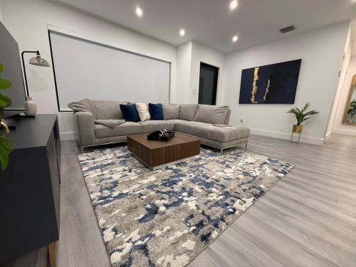 The Roads House | Modern 3BR-3 Bath Home near Calle 8 & Brickell 1GB Wi-Fi Speed