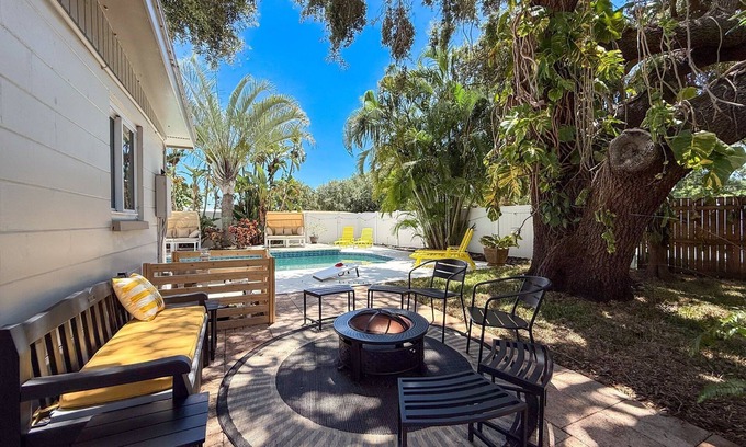 Walsingham House | Modern 3BR Retreat with Pool & Fire Pit