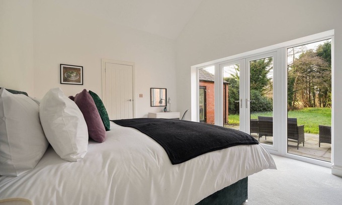 Knowsley Apartment | Modern 5BR Victorian Home in Liverpool