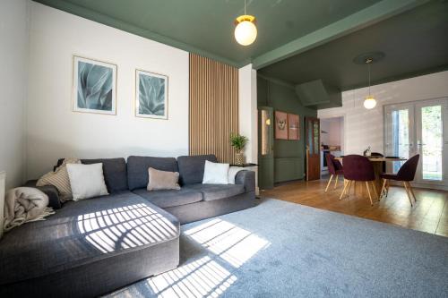 Caerleon House | Modern 6 Person Cosy Cottage in Historical Newport