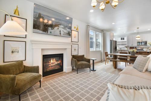 Heber House | Modern 6br near skiing luxe sleeps 12 hot tub