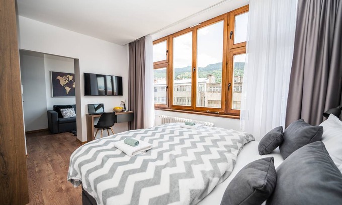 Old Town Apartment | Modern and Bright Apartment- Main Street