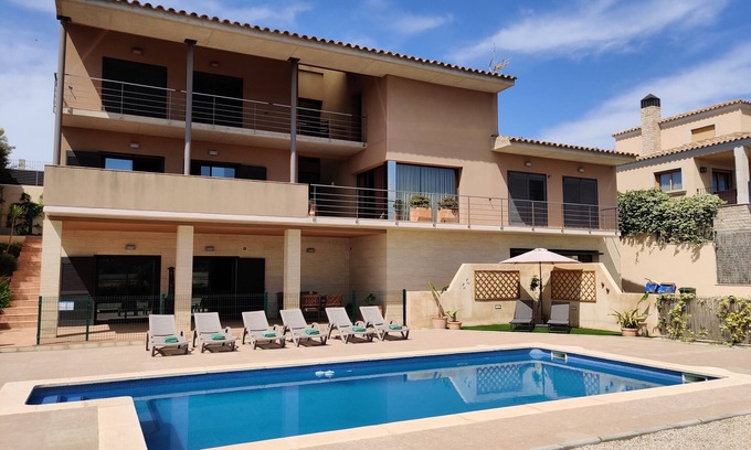 El Perello Apartment | Modern and comfortable apartment with shared swimming pool