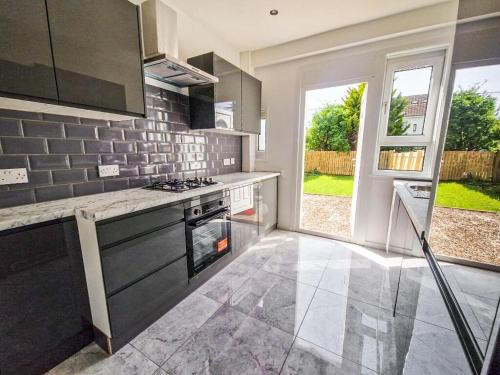 Anniesland Villa | Modern and stylish 3 bedroom 2 bathroom west end house with Free WiFi and parking