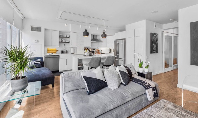 St. Lawrence Apartment | Modern and Luxurious Condo in the Downtown Core