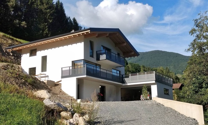 Viehhofen Apartment | Modern Apartment in Saalbach near Ski Area