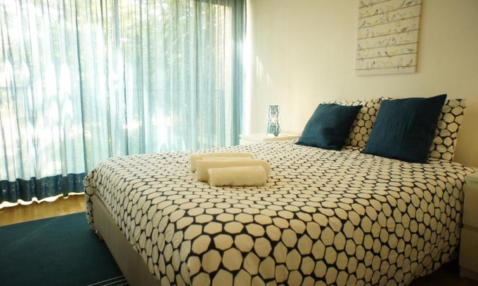 Alcantara Apartment | Modern Apartment near the Bridge