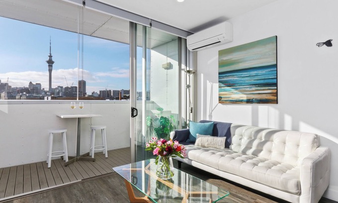 Auckland Central Business District Apartment | Modern apartment overlooking Victoria Park with Aircon and Carpark