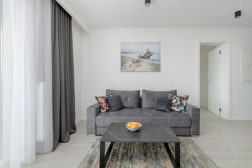 Uniescie Apartment | Modern Apartment with Balcony and Parking by Noclegi Renters